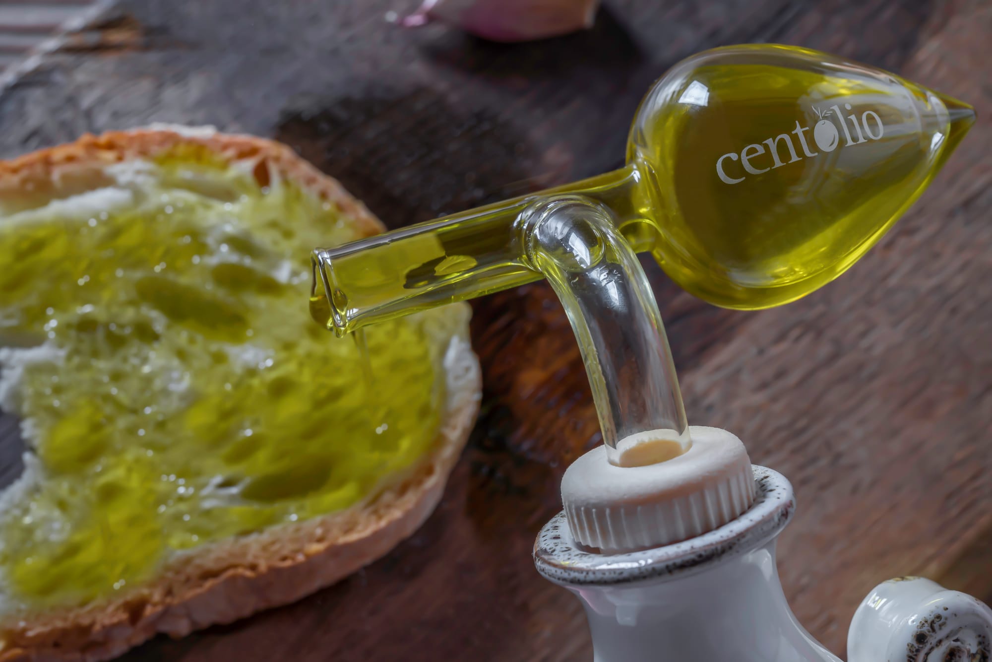 Centolio pieno di olio accanto a una bruschetta