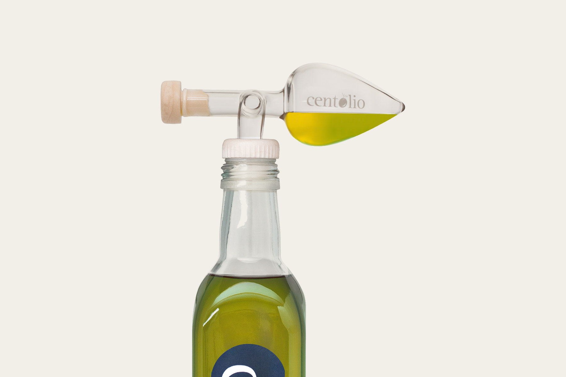 Centolio innestato su una bottiglia di olio